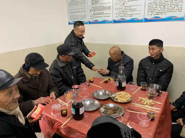 2019讓愛依舊，湖北昌利領(lǐng)導前往福利院慰問